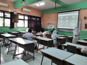 Hari Pertama Sekolah Tatap Muka Terbatas, Orang Tua Antusias Antar Anak Hari Pertama Sekolah Tatap Muka Terbatas, Orang Tua Antusias Antar Anak