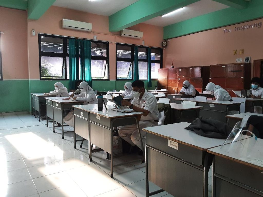 Potret Suasana Sekolah Tatap Muka Perdana Terbatas di SMAN 65 Jakarta Potret Suasana Sekolah Tatap Muka Perdana Terbatas di SMAN 65 Jakarta
