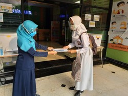 Sekolah Tatap Muka Mulai Hari Ini, Begini Suasana Belajar di SMAN 65 Jakarta