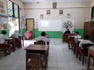 SDN 07 Cideng Terapkan Metode Campuran, Durasi Belajar di Sekolah 3 Jam SDN 07 Cideng Terapkan Metode Campuran, Durasi Belajar di Sekolah 3 Jam