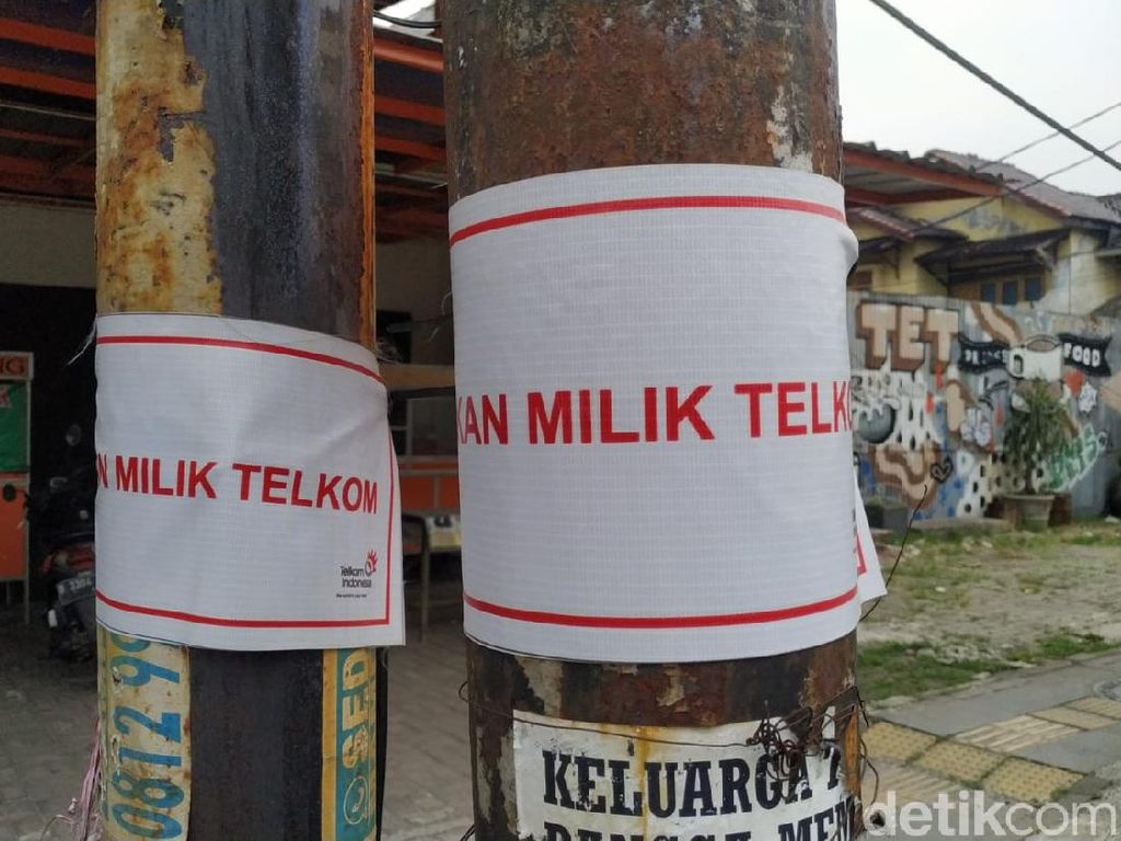 Sejumlah Tiang Makan Jalan di Ciputat Timur Ditandai Bukan Milik Telkom
