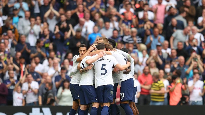 LONDON, ENGLAND - AUGUST 29: Heung-Min Son of Tottenham Hotspur celebrates after scoring their sides first goal with team mates during the Premier League match between Tottenham Hotspur and Watford at Tottenham Hotspur Stadium on August 29, 2021 in London, England. (Photo by Catherine Ivill/Getty Images)