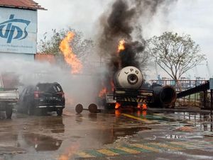 Bikin Kaget, Truk LPG Terbakar di Surabaya Bikin Kaget, Truk LPG Terbakar di Surabaya