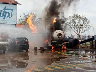 Bikin Kaget, Truk LPG Terbakar di Surabaya