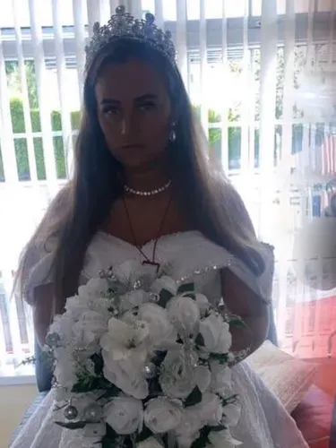 Wanita pakai baju pengantin di pemakaman