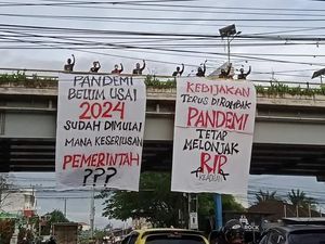 Warga Kalsel Bentangkan Spanduk Pandemi Belum Usai, 2024 Sudah Dimulai