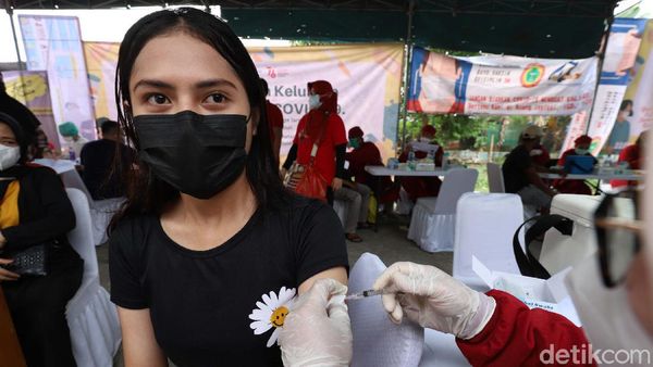 2.000 Warga Ikuti Vaksinasi COVID-19 di Kembangan