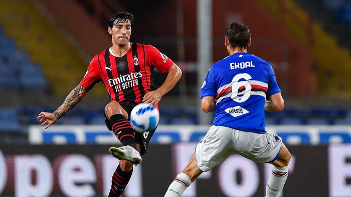 GENOA, ITALY - AUGUST 23: Sandro Tonali of Milan (L) and Albin Ekdal of Sampdoria vie for the ball during the Serie A match between UC Sampdoria and Ac Milan at Stadio Luigi Ferraris on August 23, 2021 in Genoa, Italy. (Photo by Getty Images)