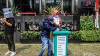 Aksi Nyeleneh di Depan KPK, Bawa Tong Sampah dan Borgol