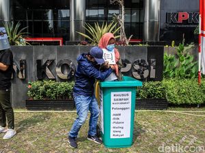 Aksi Nyeleneh di Depan KPK, Bawa Tong Sampah dan Borgol