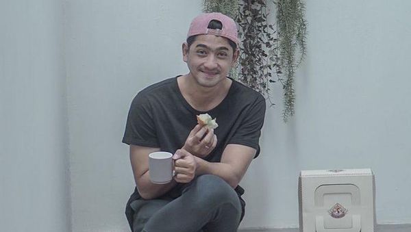 Tampannya Arya Saloka Saat Ngopi dan Makan Baso Aci