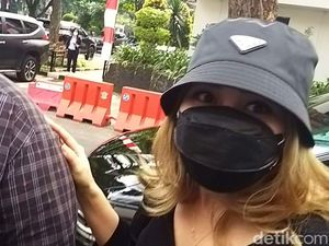 Ayu Ting Ting Jalani Klarifikasi Laporan Dugaan Penghinaan Ayu Ting Ting Jalani Klarifikasi Laporan Dugaan Penghinaan