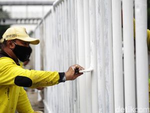 Biar Kinclong Pagar Pembatas Jalan Basura Jaktim Dicat Biar Kinclong Pagar Pembatas Jalan Basura Jaktim Dicat