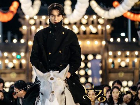 Boys Over Flowers, The Heirs, dan The King: Eternal Monarch merupakan salah satu dari sekian banyak drama yang dibintangi oleh Lee Min Ho dimana dia selalu berperan menjadi orang kaya, hingga dijuluki “Spesialis Orang Kaya”, nih. Foto: mydramalist.com
