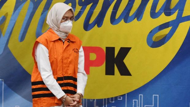 Bupati Probolinggo Puput Tantriana Sari mengenakan rompi tahanan KPK usai diperiksa di gedung KPK, Jakarta, Selasa (31/8/2021) dini hari. KPK melakukan operasi tangkap tangan terhadap Bupati Probolinggo Puput Tantriana Sari dan suaminya Hasan Aminuddin serta mengamankan barang bukti Rp326.500.000 dan menahan keduanya sebagai tersangka kasus dugaan penerimaan suap terkait seleksi kepala desa di Kabupaten Probolinggo. ANTARA FOTO/Hafidz Mubarak A/wsj.