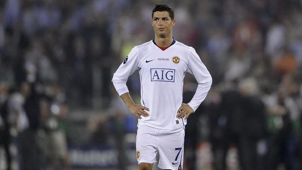 Manchester United's Portuguese forward Cristiano Ronaldo (R) reacts at the end of the UEFA football Champions League Cup final against FC Barcelona on May 27, 2009 at the Olympic Stadium in Rome. Barcelona defeated  Manchester United 2-0 in the final of the UEFA football Champions League.      AFP PHOTO / FILIPPO MONTEFORTE (Photo by FILIPPO MONTEFORTE / AFP)
