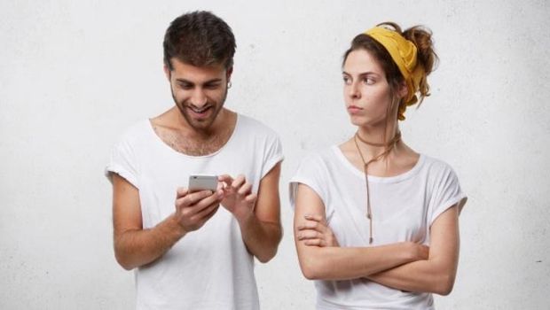 Fenomena Phubbing yang berdampak negatif pada hubungan/Foto: Freepik/Way Home Studio