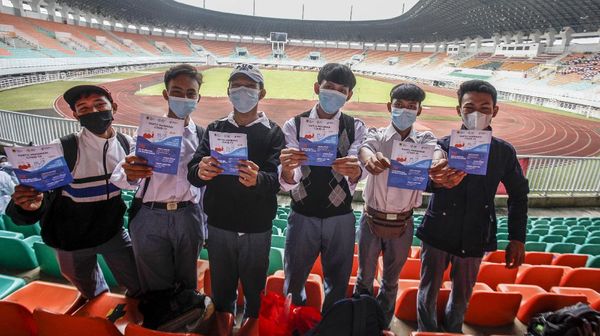 Genjot Vaksinasi Anak, Pelajar di Bogor Disuntik Vaksin COVID-19