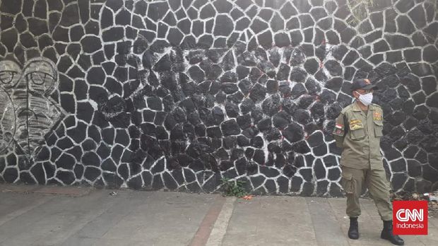 Coretan dinding berupa grafiti yang menyindir Ketua Komisi Pemberantasan Korupsi (KPK) Firli Bahuri muncul di Jembatan Viaduct, Jalan Perintis Kemerdekaan, Kota Bandung. Vandal bernada sindiran dengan tulisan 'Jadikan Koruptor Pahlawan, Cara Firli Berantas Korupsi' itu pun akhirnya dihapus oleh petugas Satuan Polisi Pamong Praja (Satpol PP).