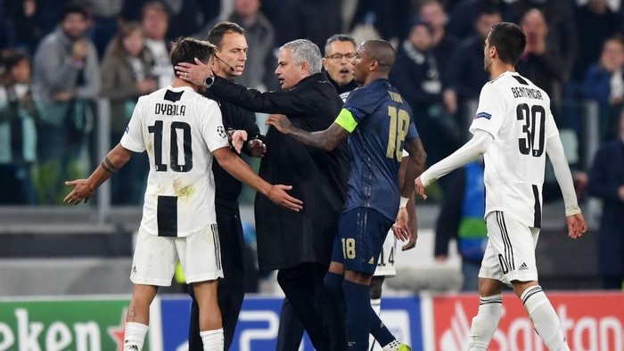 TURIN, ITALY - NOVEMBER 07: Jose Mourinho, Manager of Manchester United confronts Paulo Dybala of Juventus as Ashley Young of Manchester United holds him back during the UEFA Champions League Group H match between Juventus and Manchester United at Juventus Stadium on November 7, 2018 in Turin, Italy.  (Photo by Shaun Botterill/Getty Images)