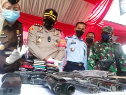 Kajari Sumedang Musnahkan Belasan Senpi Ilegal