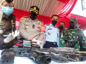 Kajari Sumedang Musnahkan Belasan Senpi Ilegal Kajari Sumedang Musnahkan Belasan Senpi Ilegal