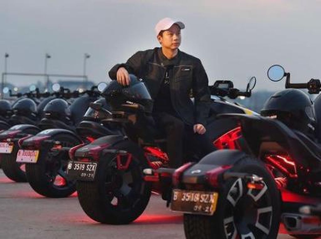 Gaya Kevin Sanjaya di Atas Motor Roda Tiga Seharga Hampir Setengah Miliar Gaya Kevin Sanjaya di Atas Motor Roda Tiga Seharga Hampir Setengah Miliar