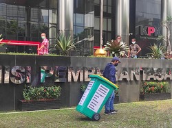 Aksi di KPK, Koalisi Antikorupsi Masukkan Wanita Bertulis LPS ke Sampah
