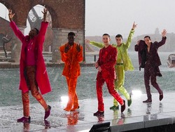 Fashion Show Dolce & Gabbana Diserbu Hujan Es, Artis Dunia Berhamburan