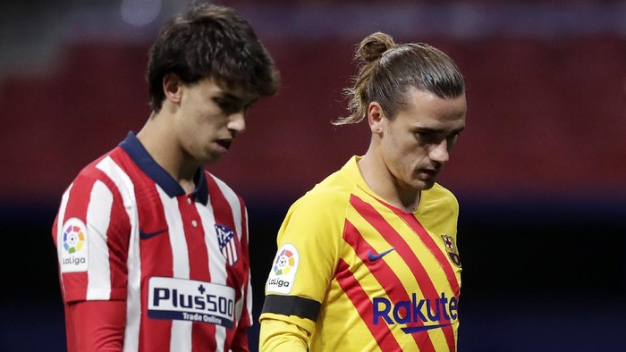 MADRID, SPAIN - NOVEMBER 21: Joao Felix of Atletico de Madrid and Antoine Griezmann of FC Barcelona look on during the La Liga Santander match between Atletico de Madrid and FC Barcelona at Estadio Wanda Metropolitano on November 21, 2020 in Madrid, Spain. Football Stadiums around Europe remain empty due to the Coronavirus Pandemic as Government social distancing laws prohibit fans inside venues resulting in fixtures being played behind closed doors. (Photo by Gonzalo Arroyo Moreno/Getty Images)