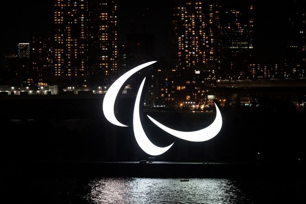 Logo Paralimpiade Tokyo 2020 A general view shows the Paralympics symbol rings lit up at night on the Odaiba waterfront in Tokyo on August 21, 2021. (Photo by Charly TRIBALLEAU / AFP)