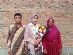 Inspiratif! Putri Buruh Tani Jadi Lulusan Terbaik IPK 3,84 di UNY