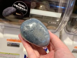 Satu Lagi Mainan Terbaru Jepang yang Aneh, Kapsul Isinya Batu...