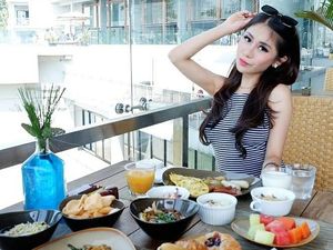 Manisnya Ayu Thalia Saat Makan Egg Benedict dan Masak Pink Taco Manisnya Ayu Thalia Saat Makan Egg Benedict dan Masak Pink Taco