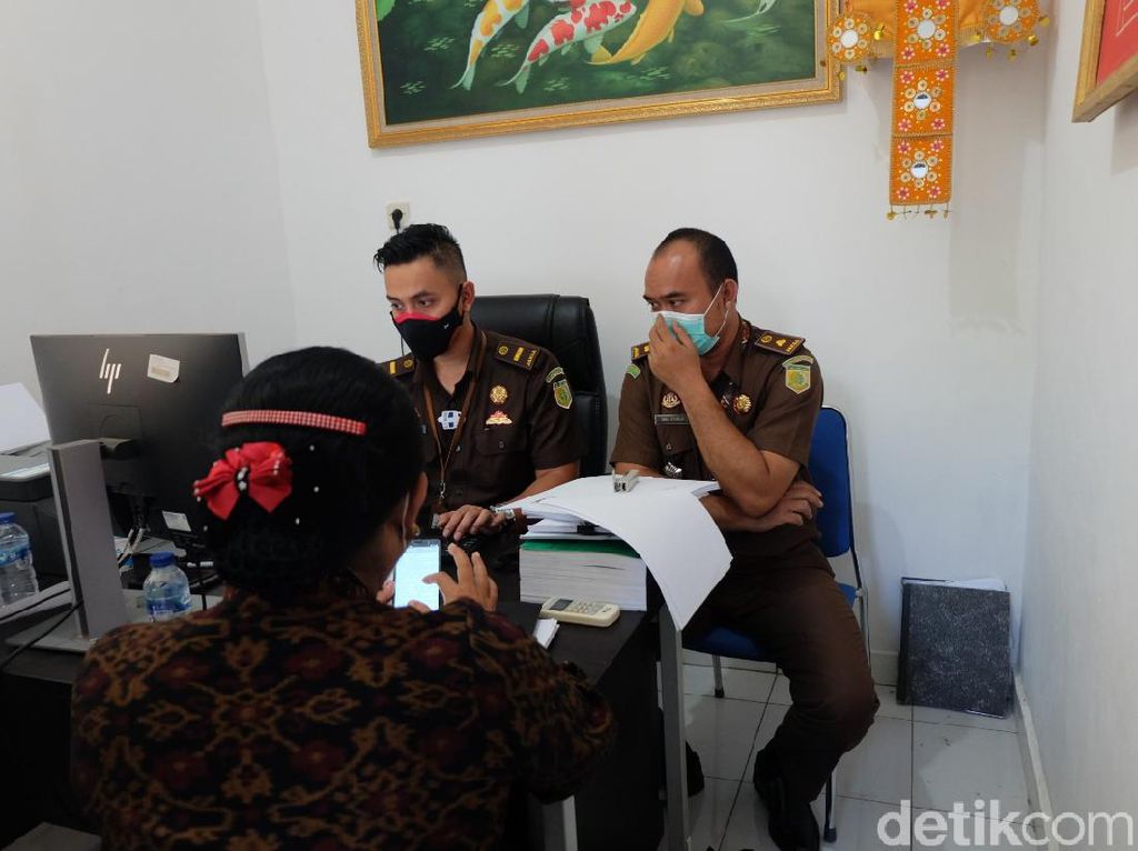 Mantan Bupati Karangasem Diperiksa Kejaksaan Terkait Dugaan Korupsi Masker Mantan Bupati Karangasem Diperiksa Kejaksaan Terkait Dugaan Korupsi Masker