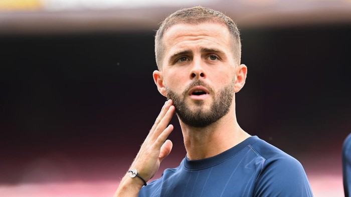 BARCELONA, SPAIN - AUGUST 29: Miralem Pjanic of FC Barcelona looks on during the La Liga Santader match between FC Barcelona and Getafe CF at Camp Nou on August 29, 2021 in Barcelona, Spain. (Photo by David Ramos/Getty Images)