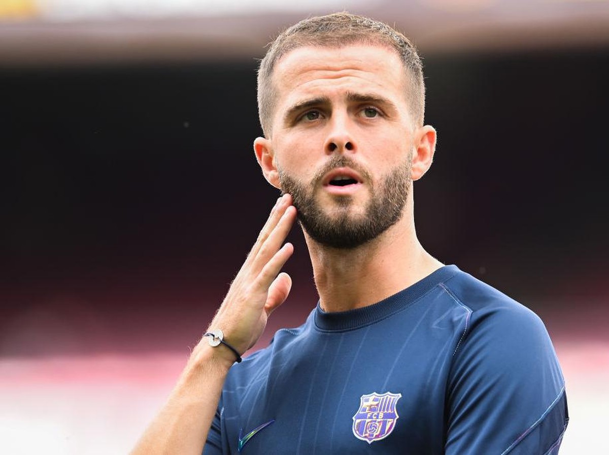 Pjanic ingin pindah dari Barcelona. Foto: Getty Images/David Ramos