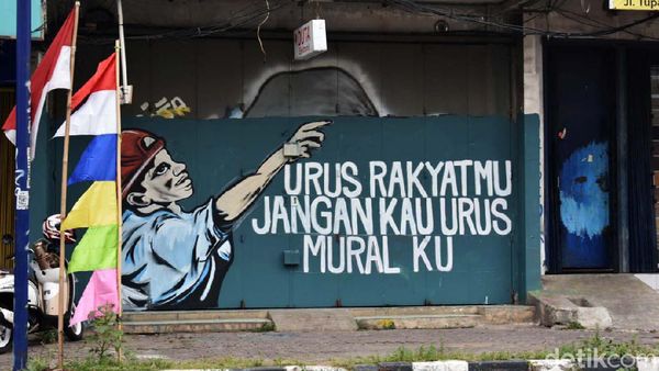 Mural Urus Rakyatmu Jangan Kau Urus Muralku Mejeng di Karawang