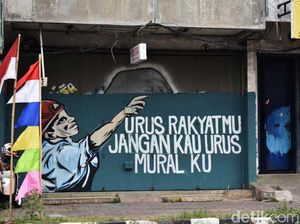 Mural Urus Rakyatmu Jangan Kau Urus Muralku Mejeng di Karawang