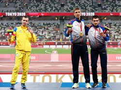 Kok Jauh-jauhan di Atas Podium Medali? Bukan Lagi Marahan tapi...