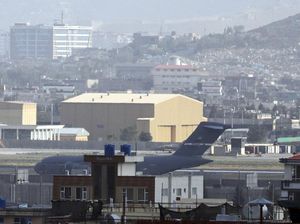 Pakai Pesawat Carter, 100 Warga AS Dievakuasi dari Afghanistan