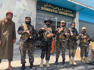 Taliban Gelar Parade di Bandara Kabul, Pasukan Badri 313 Berpose Taliban Gelar Parade di Bandara Kabul, Pasukan Badri 313 Berpose