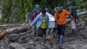 Jalan Putus Gegara Longsor, Warga Pikul Jenazah Sejauh 25 Km