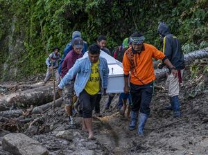 Jalan Putus Gegara Longsor, Warga Pikul Jenazah Sejauh 25 Km
