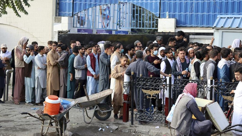 Warga Afghanistan Antre Berjam-jam Demi Ambil Uang di Bank