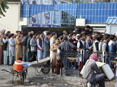 Warga Afghanistan Antre Berjam-jam Demi Ambil Uang di Bank