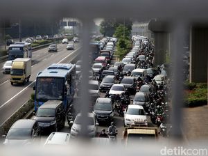 Singgung Kerumunan Kafe di Jakarta, Luhut: Kasus Turun Bukan Euforia