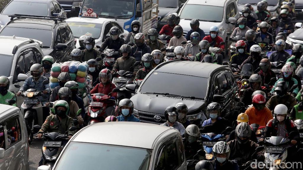 PPKM Diperpanjang, Jalanan di Jakarta Tetap Padat Kendaraan