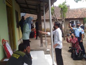 Jokowi Tinjau Vaksinasi Door to Door di Cirebon, Warga: Senang Sekali