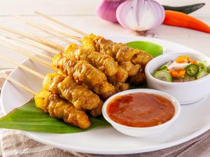 Resep Sate Babi Bumbu Kuning Saus Kacang yang Gurih Wangi Resep Sate Babi Bumbu Kuning Saus Kacang yang Gurih Wangi